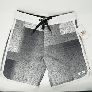 NWT Oakley Swim Trunks Board Shorts 19" White 33